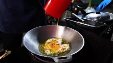 Sokakta tavada omlet pişiriyorum.