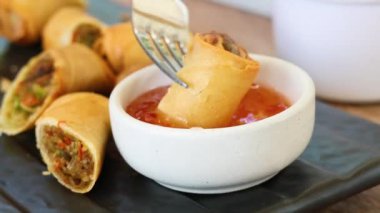 Biber sosuna batırılmış börek.