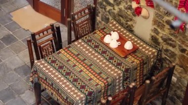 Gözlükler zaman içinde masada beliriyor.