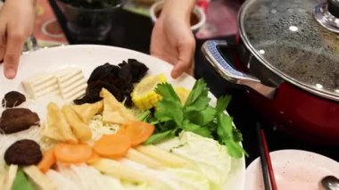 Biftek için malzeme hazırlayan eller.