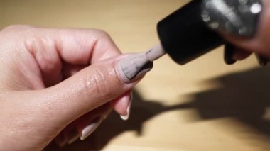 Tırnaklara sıralı oje uygulaması