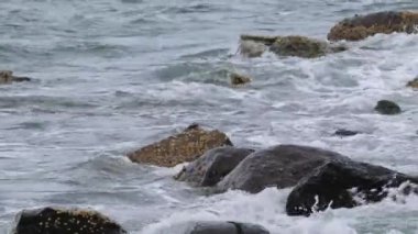 Okyanus dalgaları kayalar kıyıda isabet