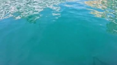 Yumuşak dalgalı sakin mavi sular.