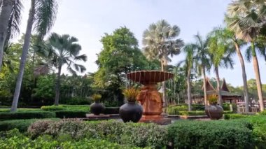 Sakin bir tropikal bahçede hızlı hareket eden bulutlar.