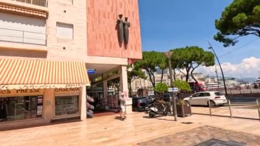 Dükkan ve kafelerin önünden geçen turistler