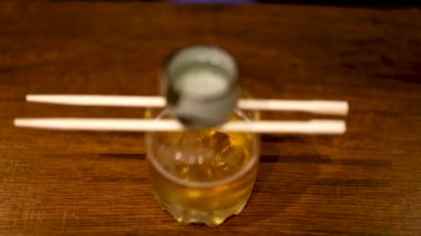 Sake biranın içine düştü ve köpüklü bir karışım yarattı.