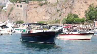 Sorrento 'nun manzaralı limanında gezinen iki tekne.