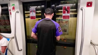 İnsan trenden çıkar ve istasyonda yürür.