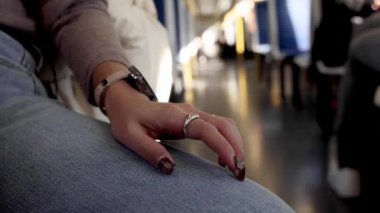 Hareket halindeki tren koltuğunda el sıkışma