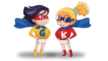İki süper kahraman bir arada, güvenle gülümsüyor.