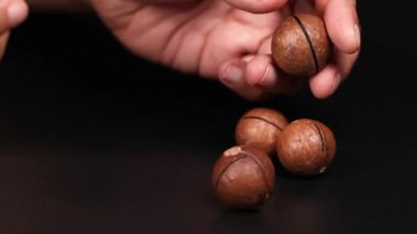 Bir aletle fındık kıran eller.