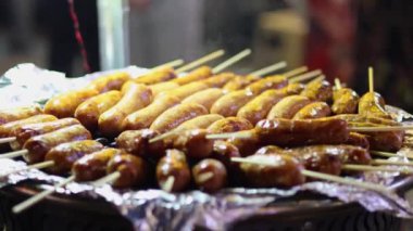 Bir sokak tezgahında ızgara sosis.