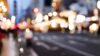 Bulanıklıktan keskin şehir sokaklarına geçiş