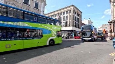 Çift katlı otobüsler yoğun Brighton kavşağından geçiyor.