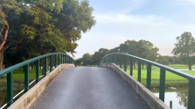 Köprü ve golf sahasının manzarası