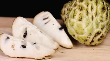 Masada duran kremalı elma ve dilimler.