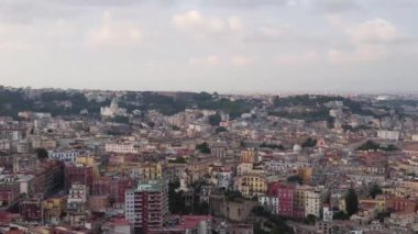 Napoli şehir manzarası ve çevresinin havadan görünüşü