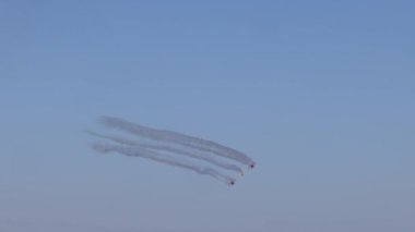 Uçaklar renkli duman izleriyle dublörlük yapıyor