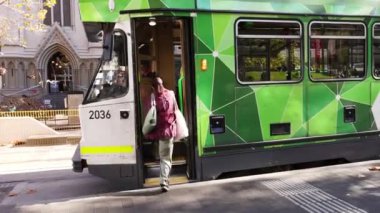 Melbourne 'da yeşil bir tramvaya binenler