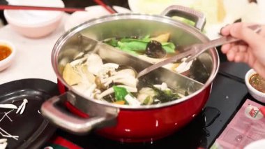 Bangkok 'ta taze malzemelerle güveç hazırlıyorum.