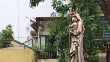 Katedral yakınlarında dini bir heykel.