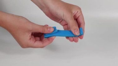 Mavi plastiği farklı şekillerde şekillendiren eller