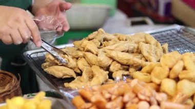İşçi balık toplarını markette satılığa çıkarmış.