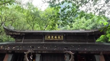 Turistler Ninh Binh 'deki geleneksel bir tapınağı keşfediyorlar.