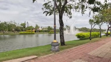 Huzurlu park sahnesi Dinamik bir çeşme gösterisi.