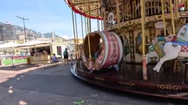 Çocuklar atlıkarıncanın tadını çıkarıyor.