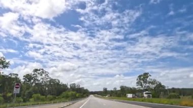 Kırsal bir yolda bir aracın ilerlemesi