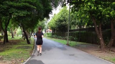 Ağaç çizgisi üzerinde koşan kişi