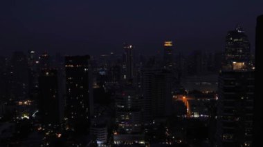 Gece çöktüğünde şehrin ufku daralıyor.