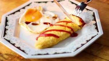 Çatal ve bıçak omlet kesiyor.