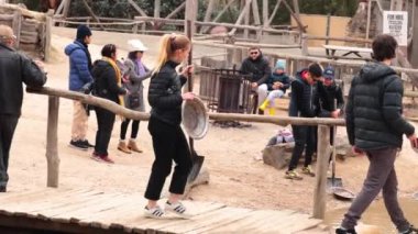 Tarihsel ortamda altın arayan insanlar