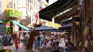 Dükkanları ve insanları olan kalabalık bir sokak pazarı.