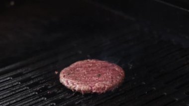 Izgarada pişen hamburgerin hızlandırılmış hali.