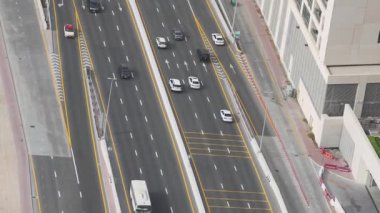 Araçlar Dubai 'de çok şeritli bir yolda ilerliyor.