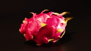 Ejderha meyvesi, arka planda pürüzsüzce döner.