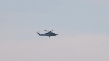 Monte Carlo 'da ağaçların üzerinde uçan bir helikopter.