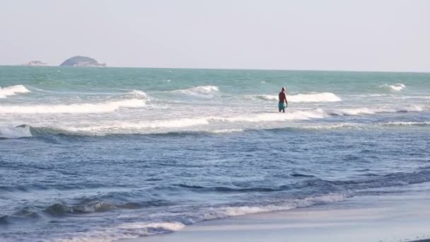 Individuo Caminando Mar Con Tiempo — Vídeo de stock