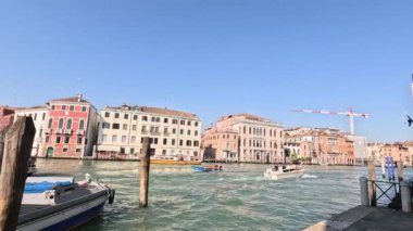 Venedik Kanal Sahnesi Tekne ve binalarla