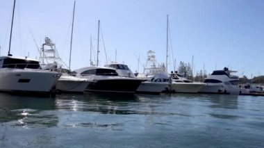 Yatlar ve tekneler Gold Coast limanına yanaştı.