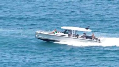 Turistler sürat teknesi yolculuğunun keyfini çıkarıyor