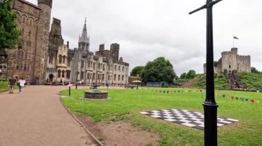 Cardiff Kalesi 'nde gezen ziyaretçiler