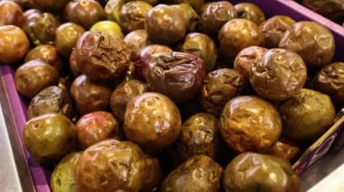Keşiş meyveleri bir markette tepsilerde dizilmiş.