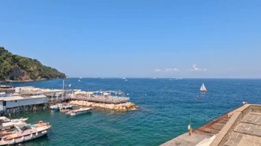 Tekneler Sorrento rıhtımına kıyıya yanaştı.