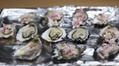 İstiridyelerin folyoda sırayla sergilenmesi