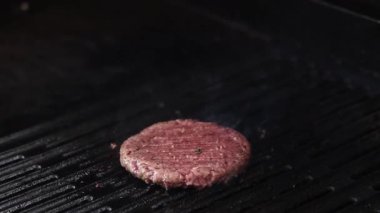 Izgarada pişen hamburgerin hızlandırılmış hali.
