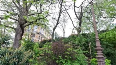 Paris 'teki yemyeşil ve tarihi bina